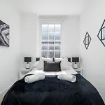 Queensway Dream, Hyde Park