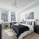 Queensway Dream, Hyde Park