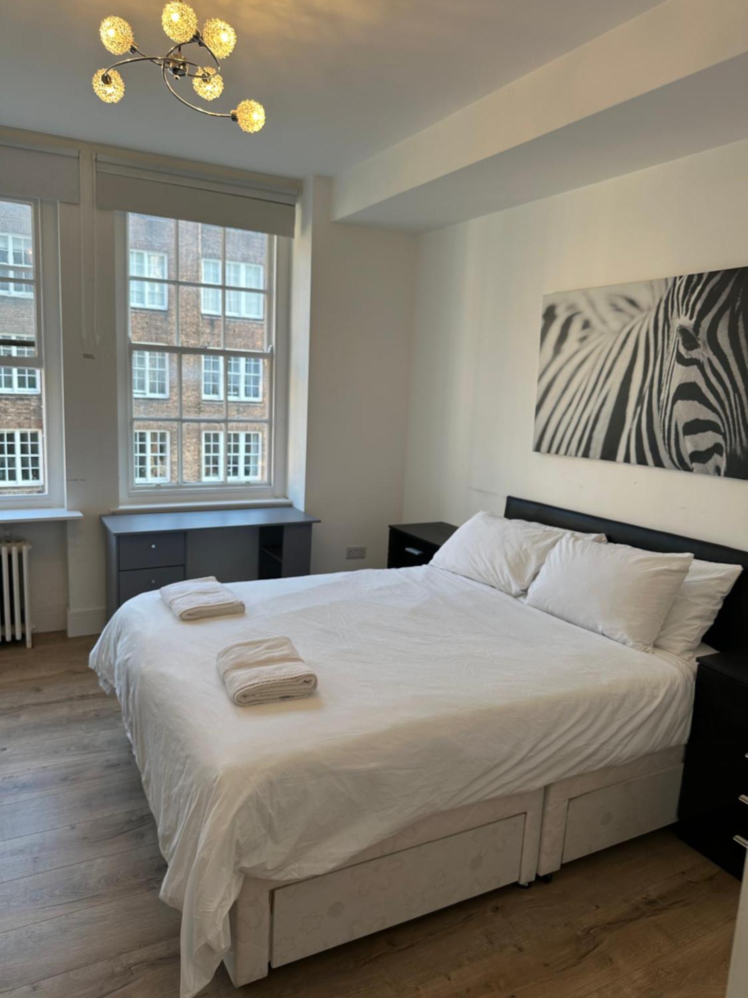 Queensway Dream, Hyde Park Londra