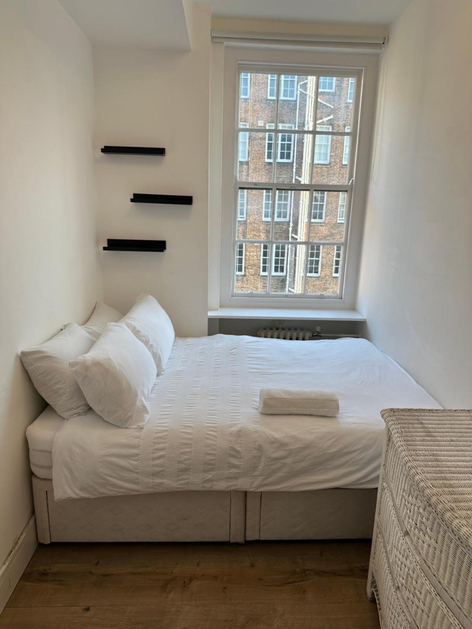 Queensway Dream, Hyde Park