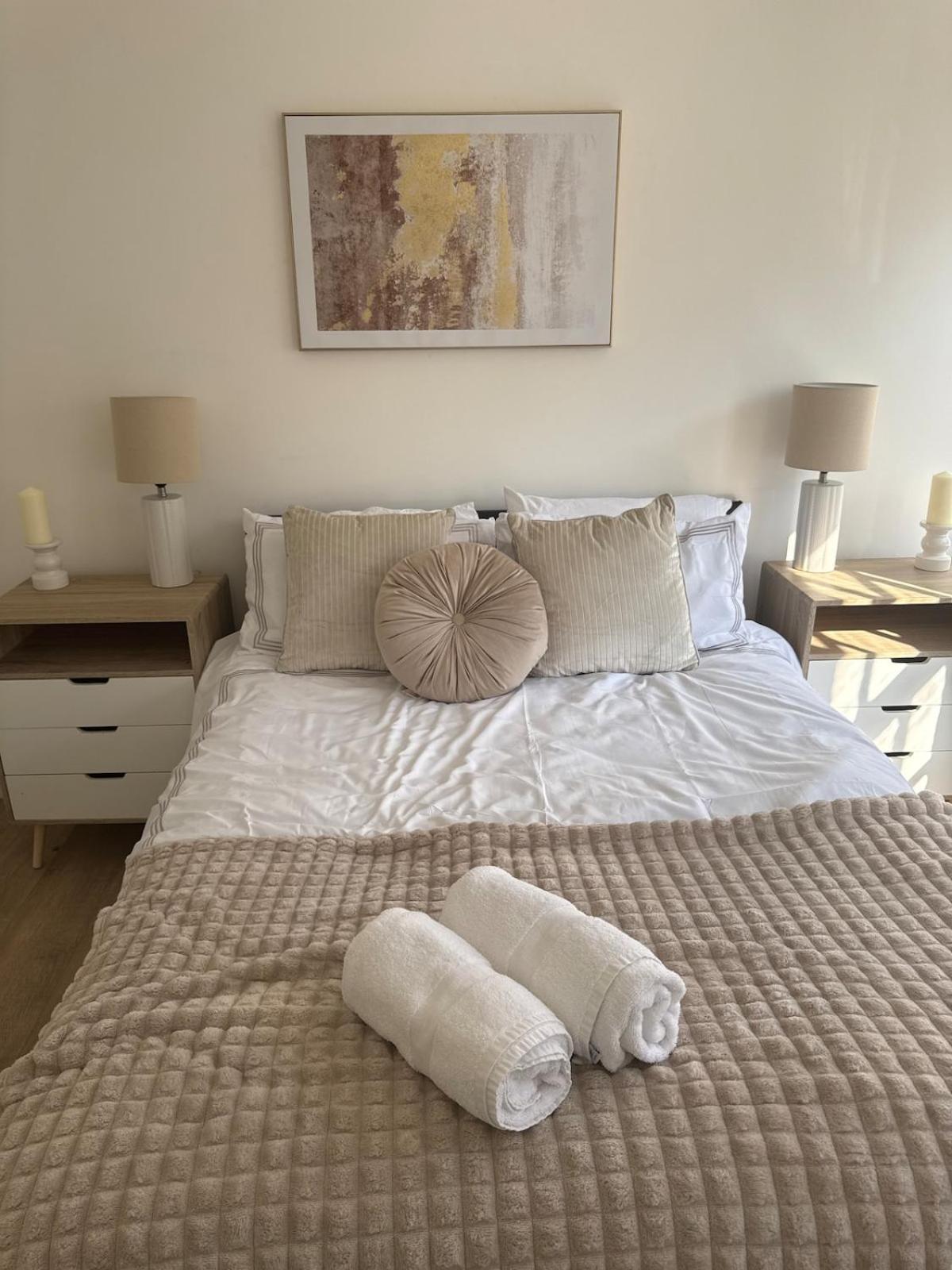 Queensway Dream, Hyde Park