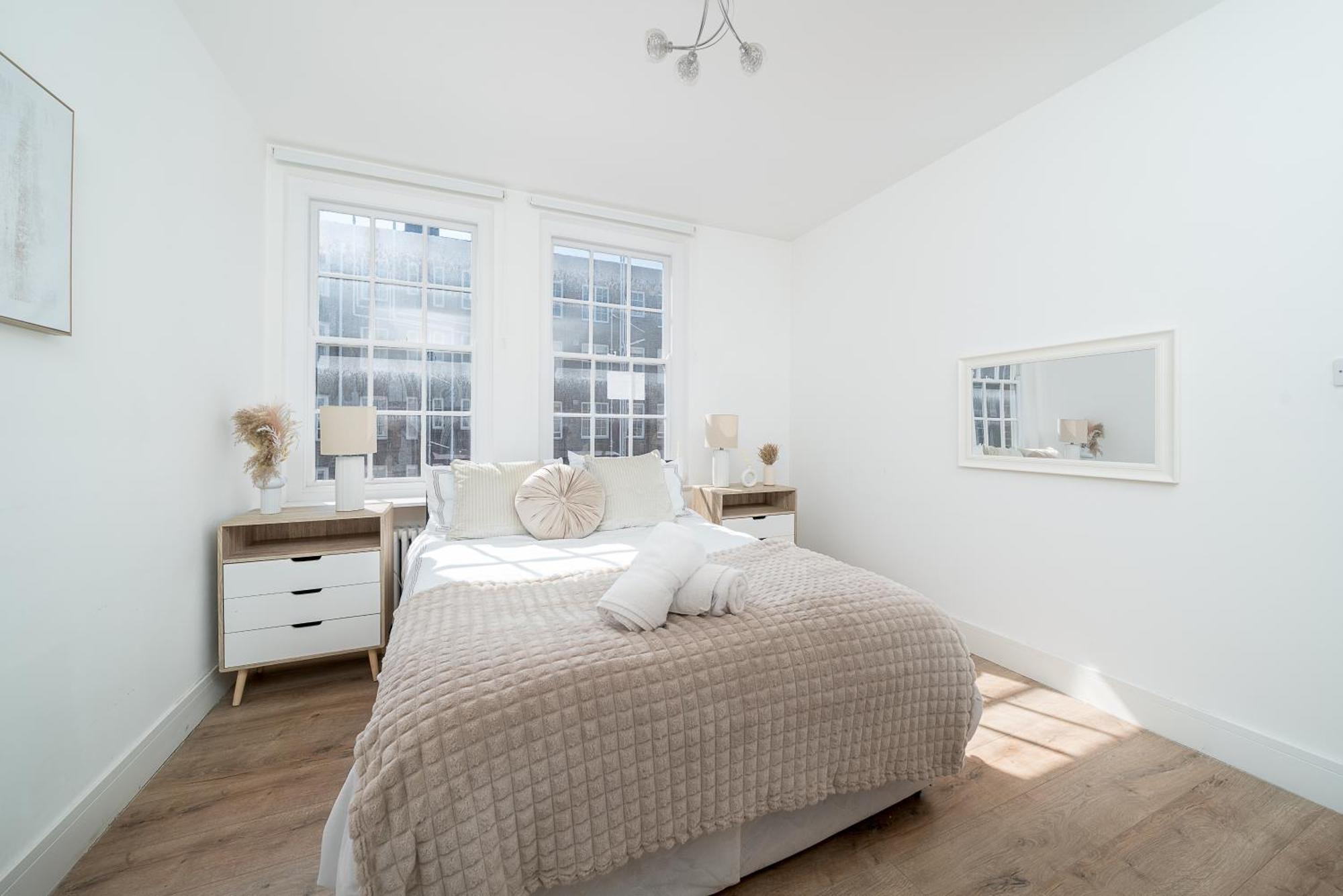 Queensway Dream, Hyde Park